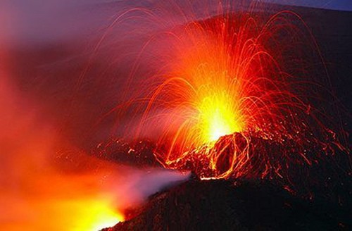 Núi lửa Kilauea đã phun ra những dòng dung nham màu cam nóng chảy, tạo nên những dòng chảy hẹp, chuyển động nhanh và đổ vào một hồ dung nham khổng lồ.